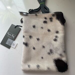 S1174 black and white cross body bag with zipper pocket outside. Cowhide